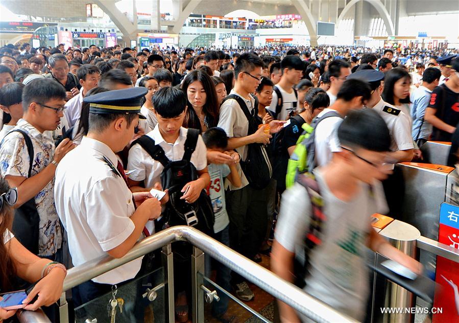 Railway stations across China witnessed surging passenger flows as the Mid-Autumn Festival holiday ended and people started to return to school and work. (Xinhua/Mou Yu) 