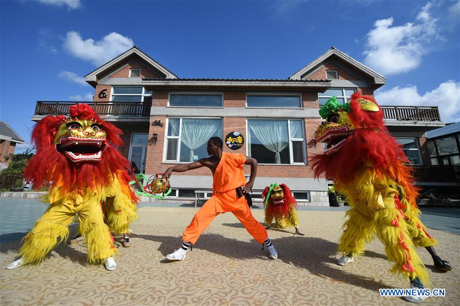 CHINA-DALIAN-AFRICAN TRAINEES-LION DANCE(CN)