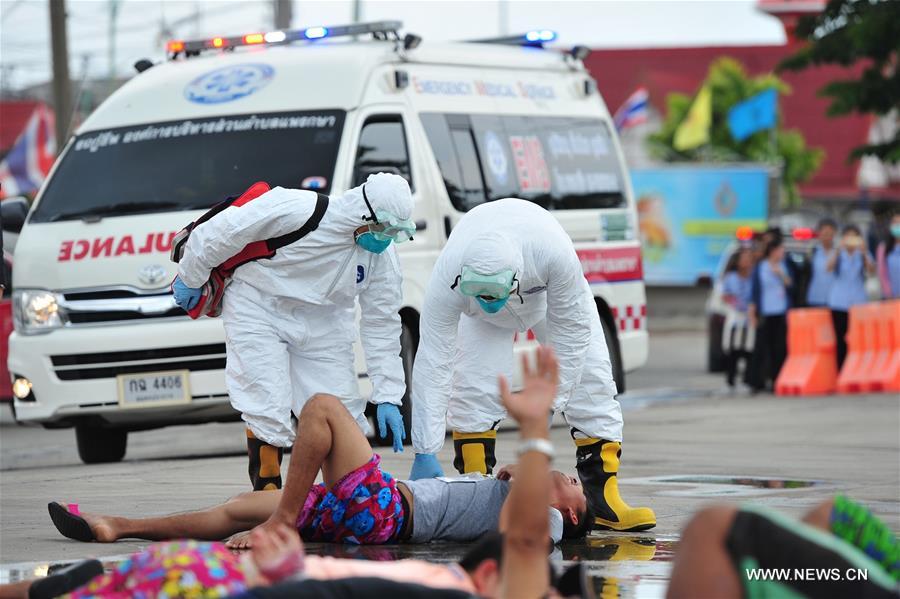 Medical workers participate in an emergency drill dealing with chemical spill cases in suburban Bangkok, Thailand, Sept. 27, 2016.(Xinhua/Rachen Sageamsak) 