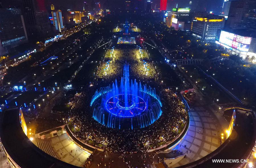 The night scene of the musical fountain has attracted many visitors during the National Day holidays The night scene of the musical fountain has attracted many visitors during the National Day holidays