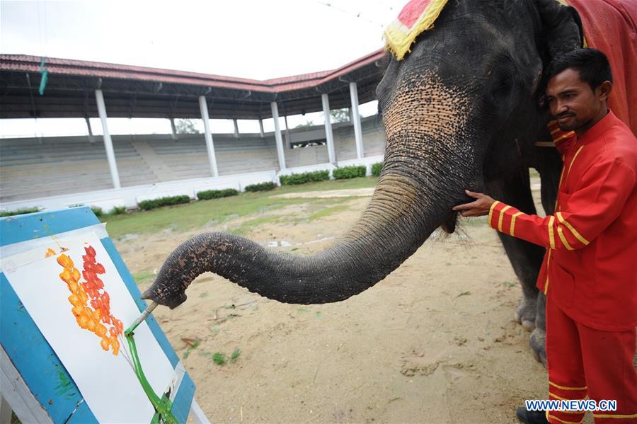 THAILAND-BANGKOK-ELEPHANT-PAINTING