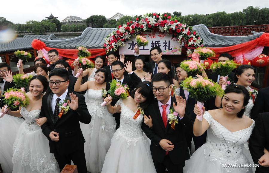 #CHINA-JIANGSU-SUZHOU-GROUP WEDDING (CN)