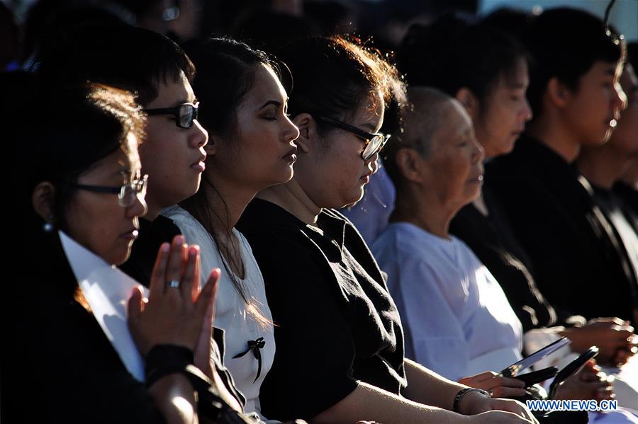 THAILAND-BANGKOK-KING-BHUMIBOL-MOURNING-MEDITATION