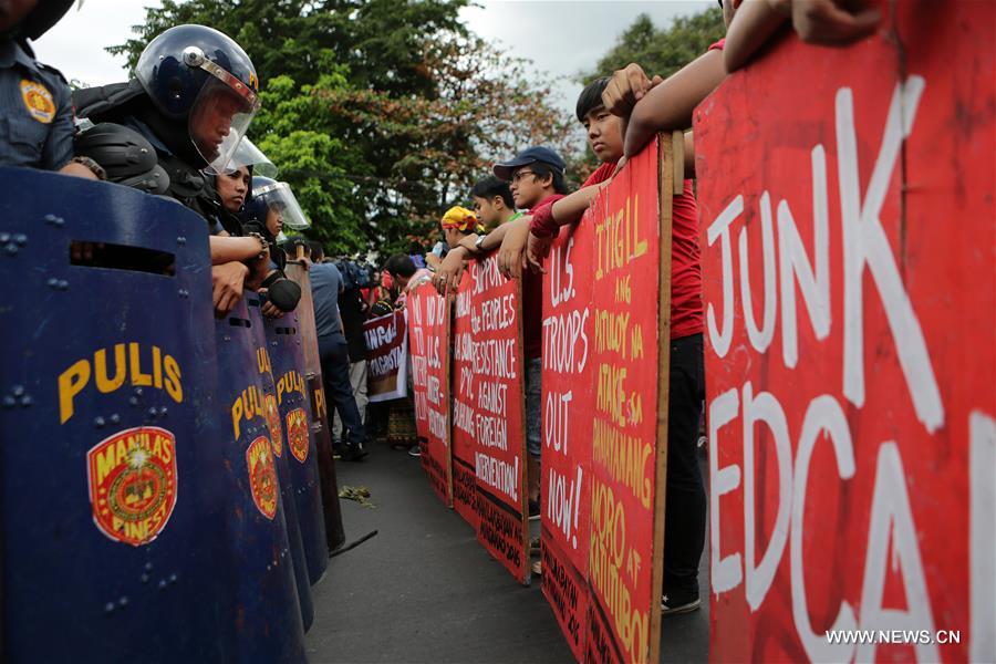 Indigenous people called Sandugo shout slogans during their protest rally in support of Philippine President Rodrigo Duterte's foreign policy near the U.S. Embassy in Manila, the Philippines, Oct. 27, 2016. Indigenous people called Sandugo shout slogans during their protest rally in support of Philippine President Rodrigo Duterte's foreign policy near the U.S. Embassy in Manila, the Philippines, Oct. 27, 2016.