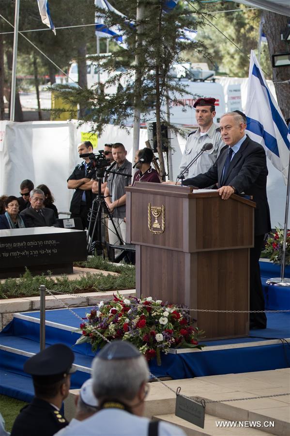 Israeli Prime Minister Benjamin Netanyahu (1st L, front) and President Reuven Rivlin (2nd L, front) attend a ceremony unveiling the headstone for former Israeli President Shimon Peres at the Mt. Herzl national cemetery in Jerusalem, Oct. 28, 2016.