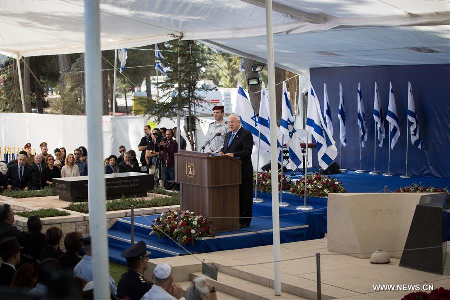 Israeli Prime Minister Benjamin Netanyahu (1st L, front) and President Reuven Rivlin (2nd L, front) attend a ceremony unveiling the headstone for former Israeli President Shimon Peres at the Mt. Herzl national cemetery in Jerusalem, Oct. 28, 2016.