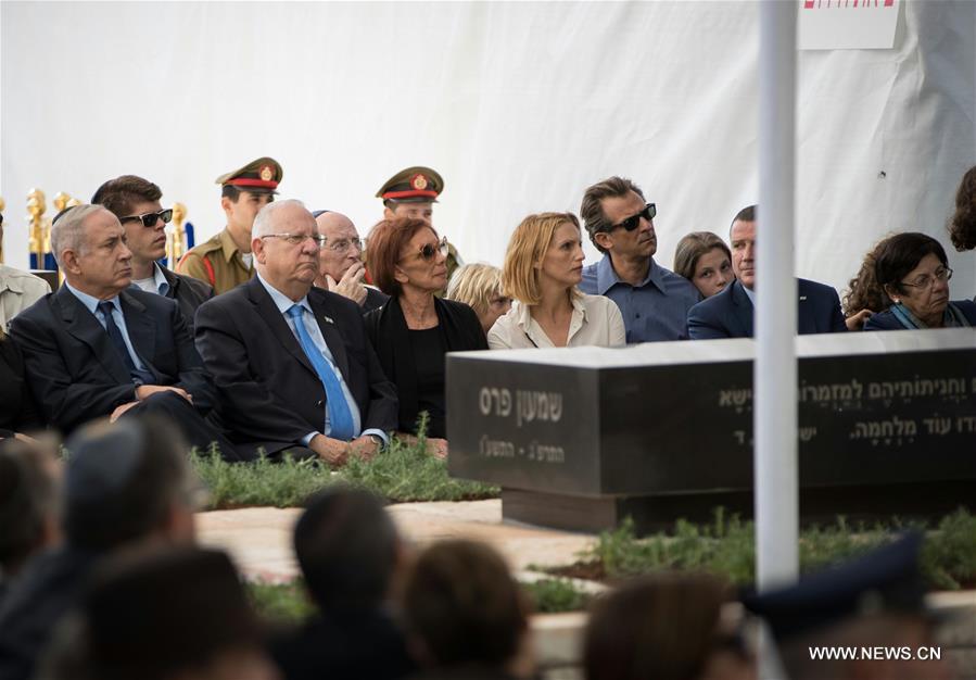 Israeli Prime Minister Benjamin Netanyahu (1st L, front) and President Reuven Rivlin (2nd L, front) attend a ceremony unveiling the headstone for former Israeli President Shimon Peres at the Mt. Herzl national cemetery in Jerusalem, Oct. 28, 2016.