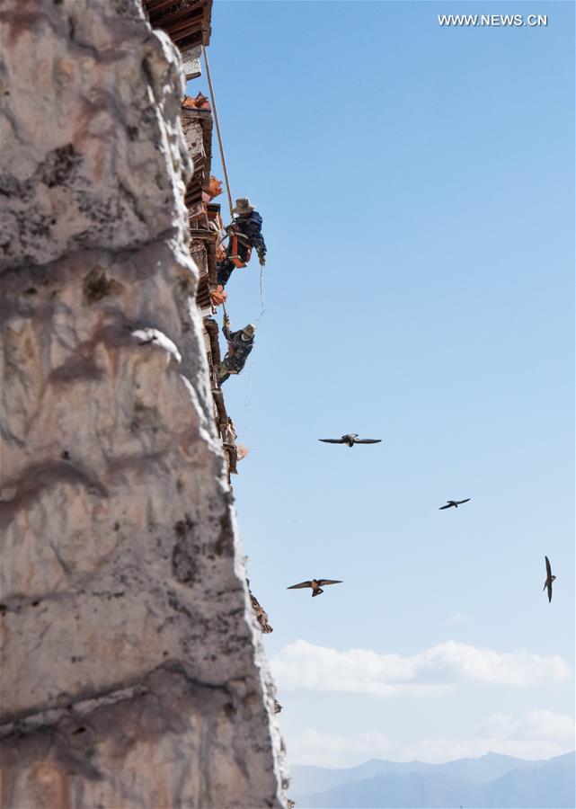 CHINA-LHASA-POTALA PALACE-REPAINTING (CN)