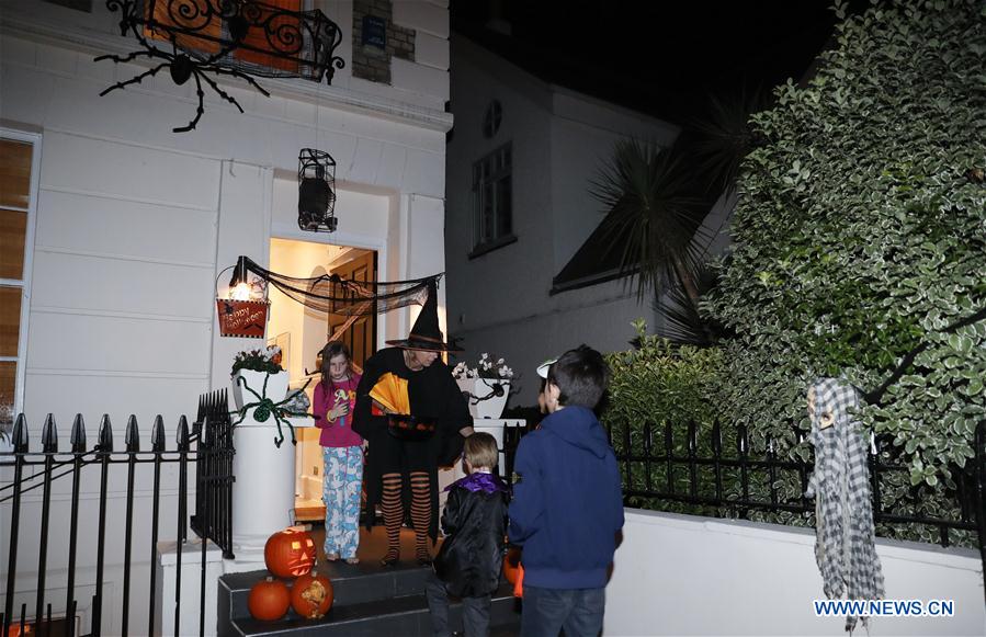 BRITAIN-LONDON-HALLOWEEN-TRICK OR TREAT
