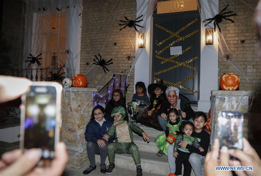 BRITAIN-LONDON-HALLOWEEN-TRICK OR TREAT