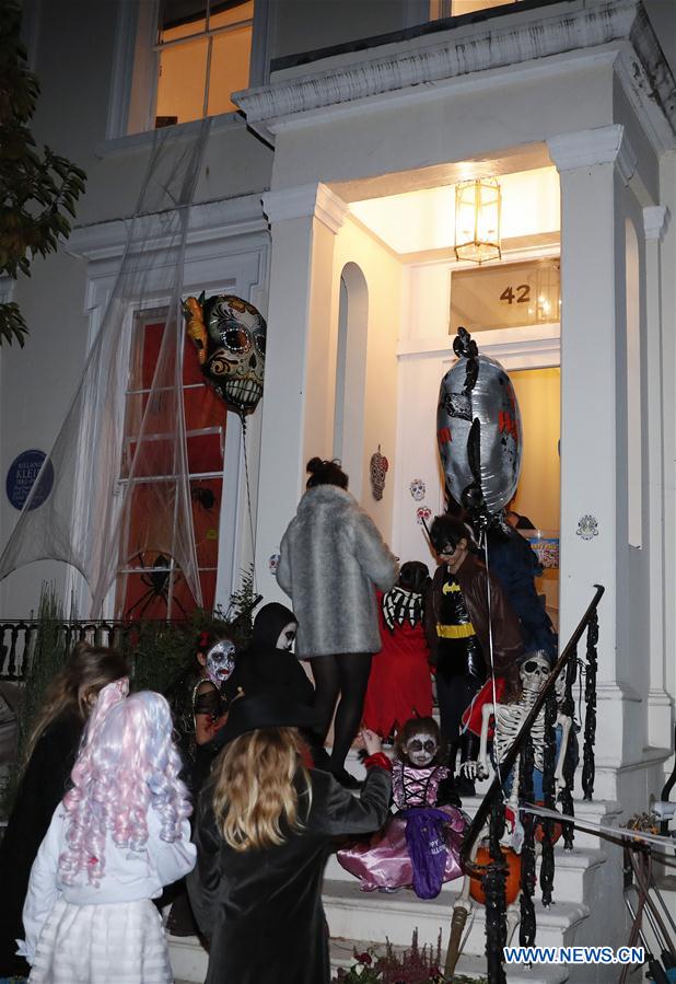 BRITAIN-LONDON-HALLOWEEN-TRICK OR TREAT
