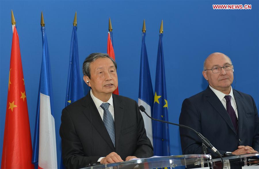 Chinese Vice Premier Ma Kai (L), who is in Paris for the fourth China-France High Level Economic and Financial Dialogue, takes part in a joint press conference with French Economy and Finance Minister Michel Sapin in Paris, capital of France, Nov. 14, 2016.(Xinhua/Li Genxing)