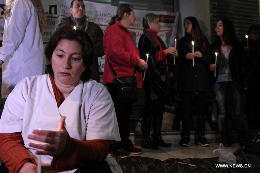 overnight demonstration organized by the Panhellenic Federation of Hospital Personnel was held in protest of the new planned cuts on wages, as well as shortages of staff and medical equipment in public hospitals.