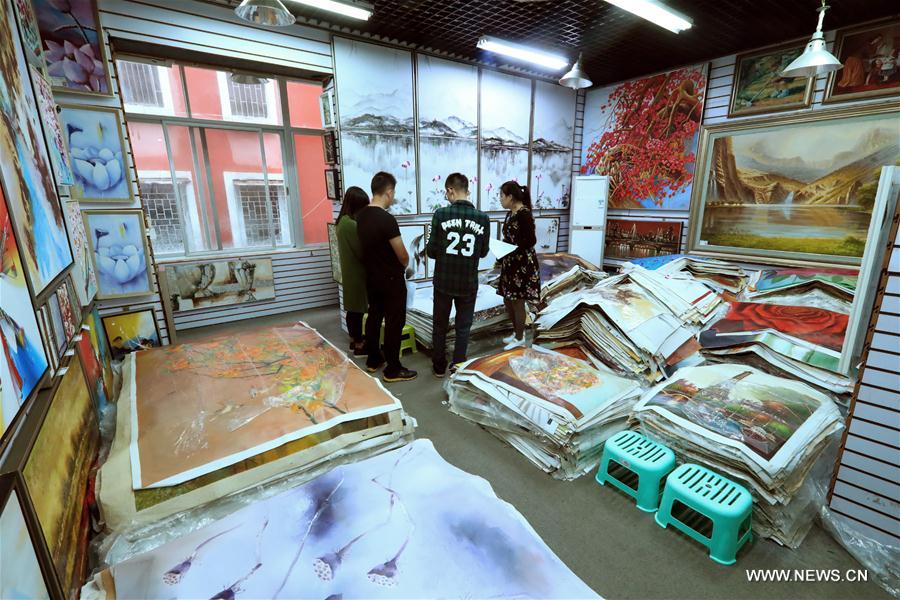 CHINA-SHENZHEN-OIL PAINTING-MARKET (CN)