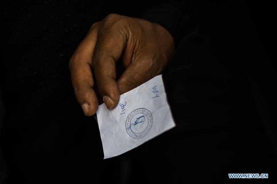 INDIA-NEW DELHI-CURRENCY NOTE-WITHDRAWING CASH