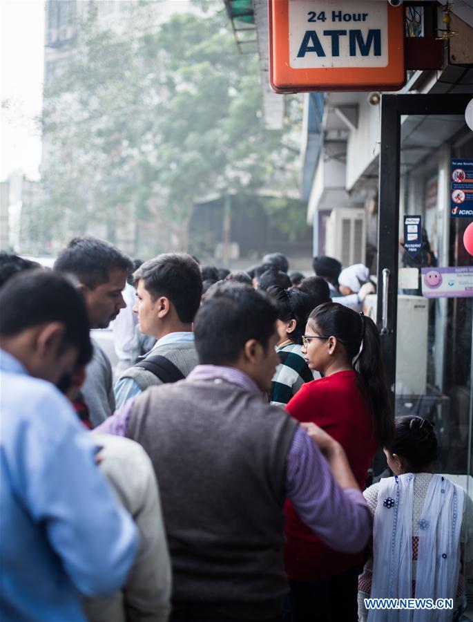 INDIA-NEW DELHI-CURRENCY NOTE-WITHDRAWING CASH