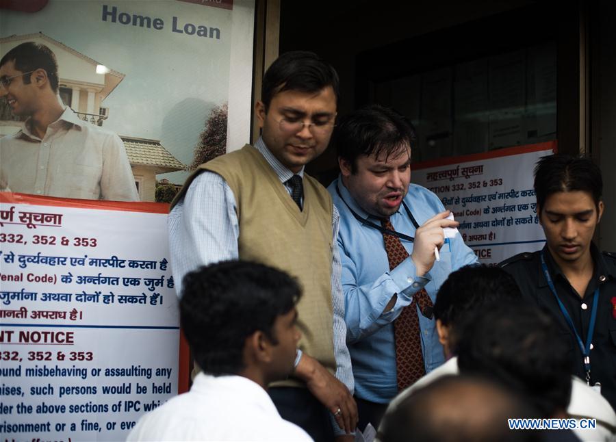 INDIA-NEW DELHI-CURRENCY NOTE-WITHDRAWING CASH