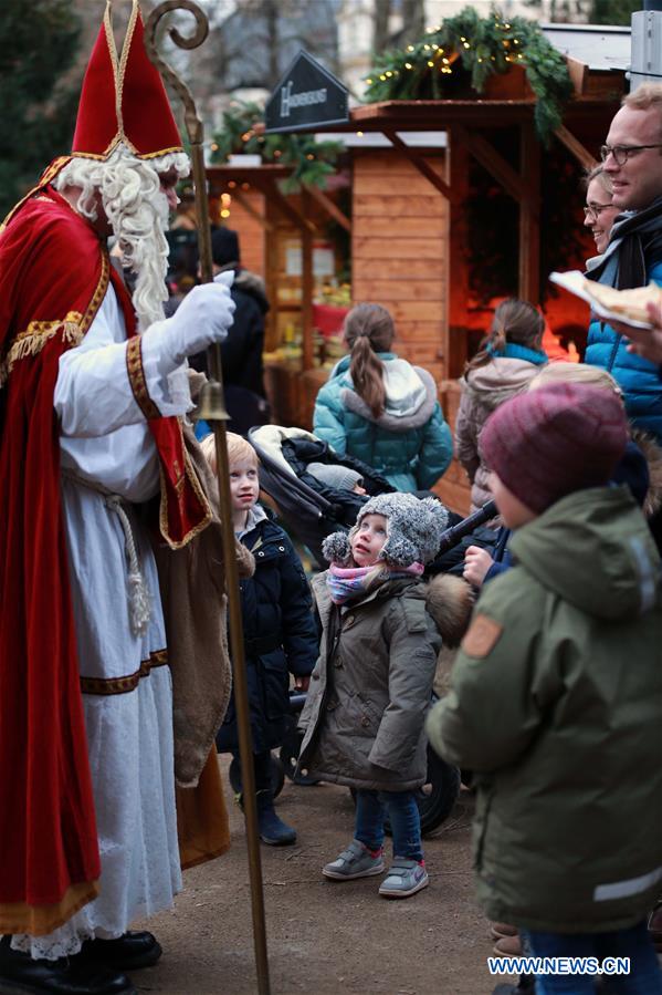 GERMANY-FRANKFURT-LIEBIEGHAUS SKULPTURENSAMMLUNG-CHRISTMAS MARKET
