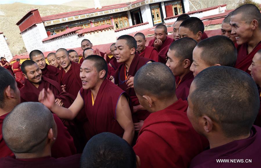 More than 200 monks from the lamasery and other temples took part in the dharma assembly on Monday.