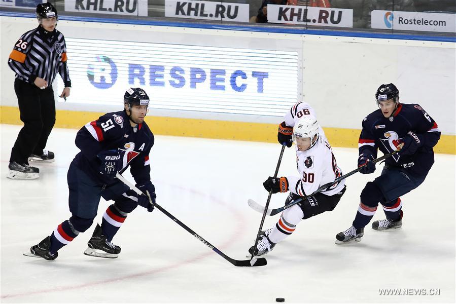 Oleg Li (C) of Amur Chabarovsk vies with Lukas Vopelka (R) and Ivan Svarny of HC Slovan Bratislava during the Kontinental Hockey League (KHL) match in Bratislava, Slovakia, on Jan.3, 2017. HC Slovan Bratislava won 2-0. (Xinhua/Andrej Klizan) Oleg Li (C) of Amur Chabarovsk vies with Lukas Vopelka (R) and Ivan Svarny of HC Slovan Bratislava during the Kontinental Hockey League (KHL) match in Bratislava, Slovakia, on Jan.3, 2017. HC Slovan Bratislava won 2-0. (Xinhua/Andrej Klizan)
