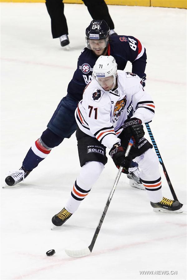 Vladislav Ushenin (F) of Amur Chabarovsk vies with Tomas Kundratek of HC Slovan Bratislava during the Kontinental Hockey League (KHL) match in Bratislava, Slovakia, on Jan.3, 2017. HC Slovan Bratislava won 2-0. (Xinhua/Andrej Klizan) Vladislav Ushenin (F) of Amur Chabarovsk vies with Tomas Kundratek of HC Slovan Bratislava during the Kontinental Hockey League (KHL) match in Bratislava, Slovakia, on Jan.3, 2017. HC Slovan Bratislava won 2-0. (Xinhua/Andrej Klizan)