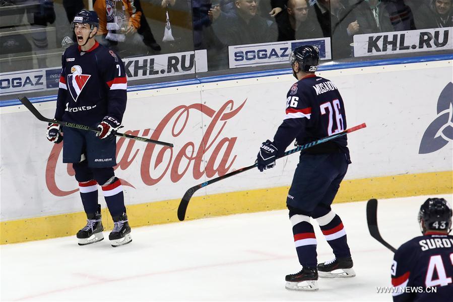 Marek Daloga (L) of HC Slovan Bratislava celebrates scoring during the Kontinental Hockey League (KHL) match against Amur Chabarovsk in Bratislava, Slovakia, on Jan.3, 2017. HC Slovan Bratislava won 2-0. (Xinhua/Andrej Klizan) 