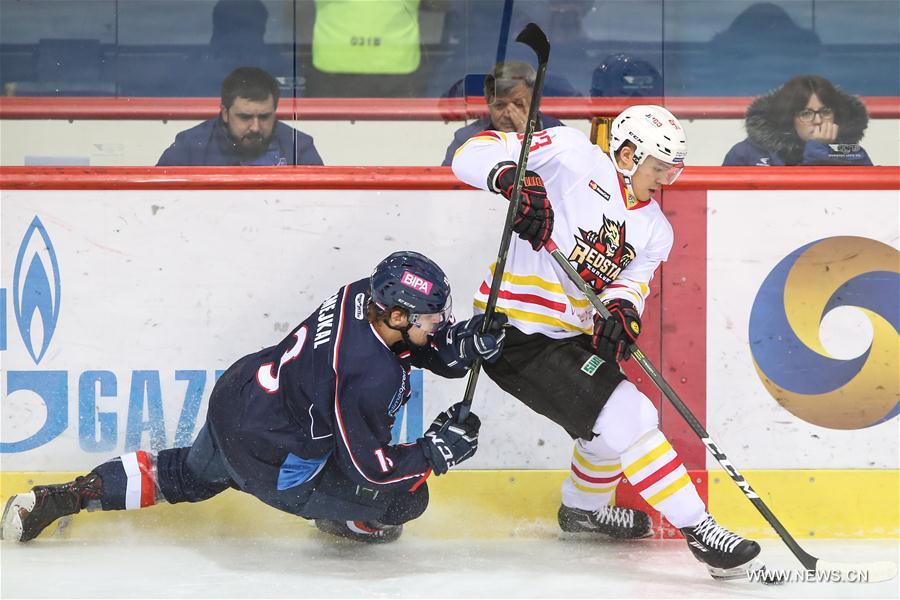 Jiri Smejkal (L) of Medvescak Zagreb vies with Zach Yuen of Beijing Kunlun Redstar during their Kontinental Hockey League (KHL) match in Zagreb, capital of Croatia, Jan. 3, 2017. Medvescak Zagreb won 1-0. (Xinhua/Igor Soban) 