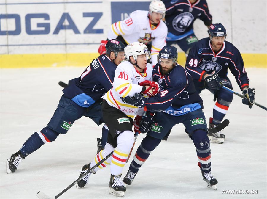 Lukas Lessio (R) and Blake Parlett (L) of Medvescak Zagreb compete with Tomi Sallinen (C) of Beijing Kunlun Redstar during the Kontinental Hockey League (KHL) match in Zagreb, capital of Croatia, Jan. 3, 2017. Medvescak Zagreb won 1-0. (Xinhua/Igor Soban) Lukas Lessio (R) and Blake Parlett (L) of Medvescak Zagreb compete with Tomi Sallinen (C) of Beijing Kunlun Redstar during the Kontinental Hockey League (KHL) match in Zagreb, capital of Croatia, Jan. 3, 2017. Medvescak Zagreb won 1-0. (Xinhua/Igor Soban)