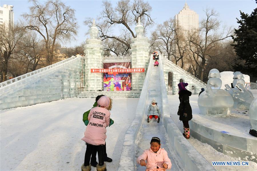 CHINA-HARBIN-CHILDREN OF MIGRANT WORKERS-ICE LANTERN (CN)