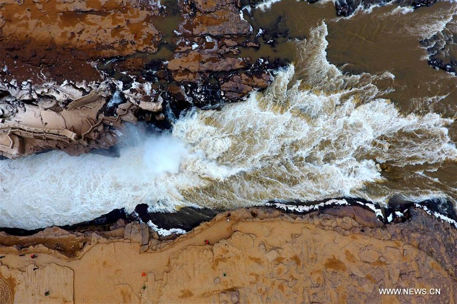 Photo taken on Jan. 5, 2017 shows the Hukou waterfall of the Yellow River separating Shanxi and Shaanxi provinces in north China.