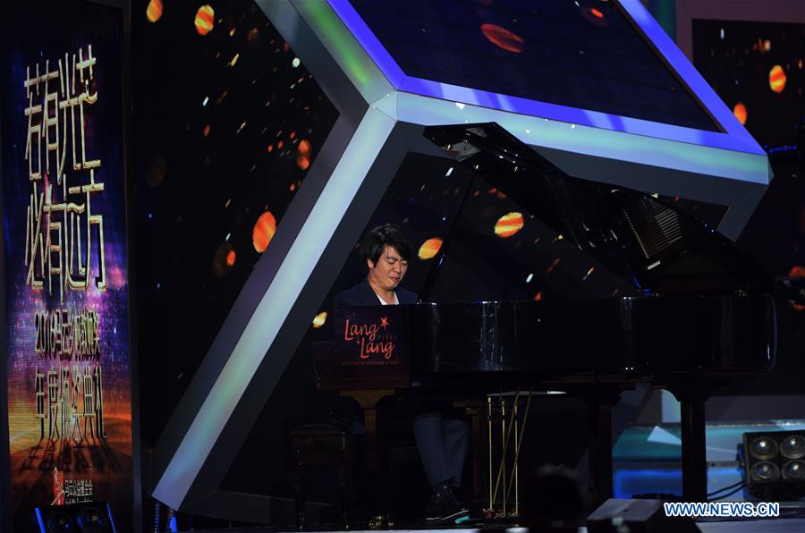 Pianist Lang Lang plays piano during the awarding ceremony of the Jack Ma Rural Teachers Award in Sanya, a tourism resort in south China's Hainan Province, on Jan. 5, 2017. The awarding ceremony was held on Thursday, with 100 rural teachers winning the award of 100,000 yuan (14,522 U.S. dollars) respectively. (Xinhua/Yang Guanyu) 