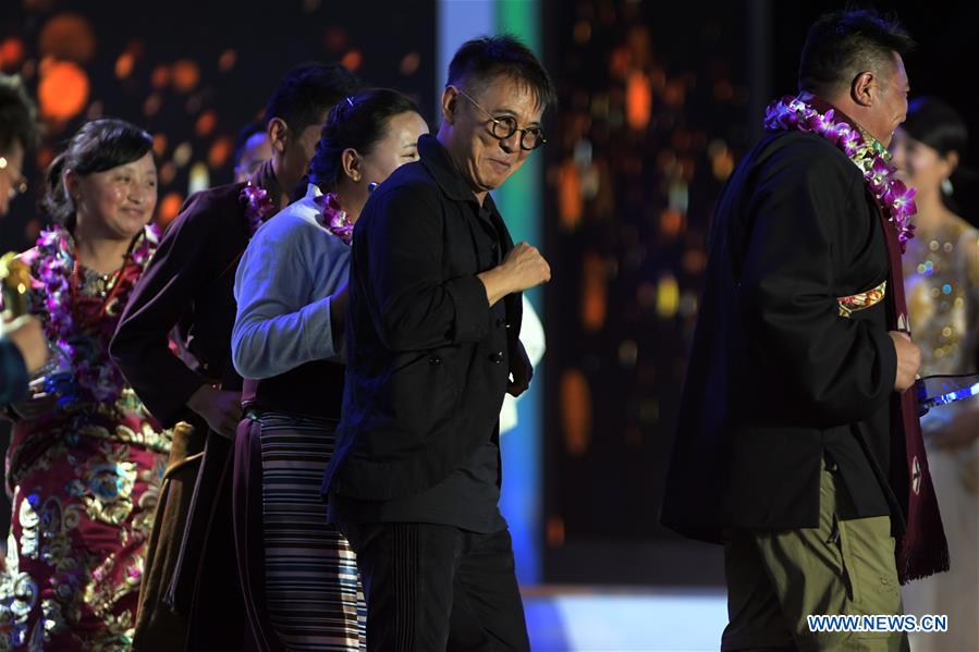 One Foundation founder Jet Li (C) interacts with the winners of the Jack Ma Rural Teachers Award during the awarding ceremony in Sanya, a tourism resort in south China's Hainan Province, on Jan. 5, 2017. The awarding ceremony of the Jack Ma Rural Teachers Award was held on Thursday, with 100 rural teachers winning the award of 100,000 yuan (14,522 U.S. dollars) respectively. (Xinhua/Yang Guanyu) 