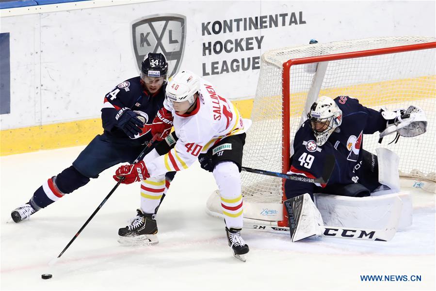 Tomi Sallinen (C) of Beijing Kunlun Redstar vies with Ziga Jeglic (L) of HC Slovan Bratislava during the Kontinental Hockey League (KHL) match between HC Slovan Bratislava and Beijing Kunlun Redstar in Bratislava, Slovakia, on Jan.5, 2017. Beijing Kunlun Redstar won 2-1. (Xinhua/Andrej Klizan) Tomi Sallinen (C) of Beijing Kunlun Redstar vies with Ziga Jeglic (L) of HC Slovan Bratislava during the Kontinental Hockey League (KHL) match between HC Slovan Bratislava and Beijing Kunlun Redstar in Bratislava, Slovakia, on Jan.5, 2017. Beijing Kunlun Redstar won 2-1. (Xinhua/Andrej Klizan)