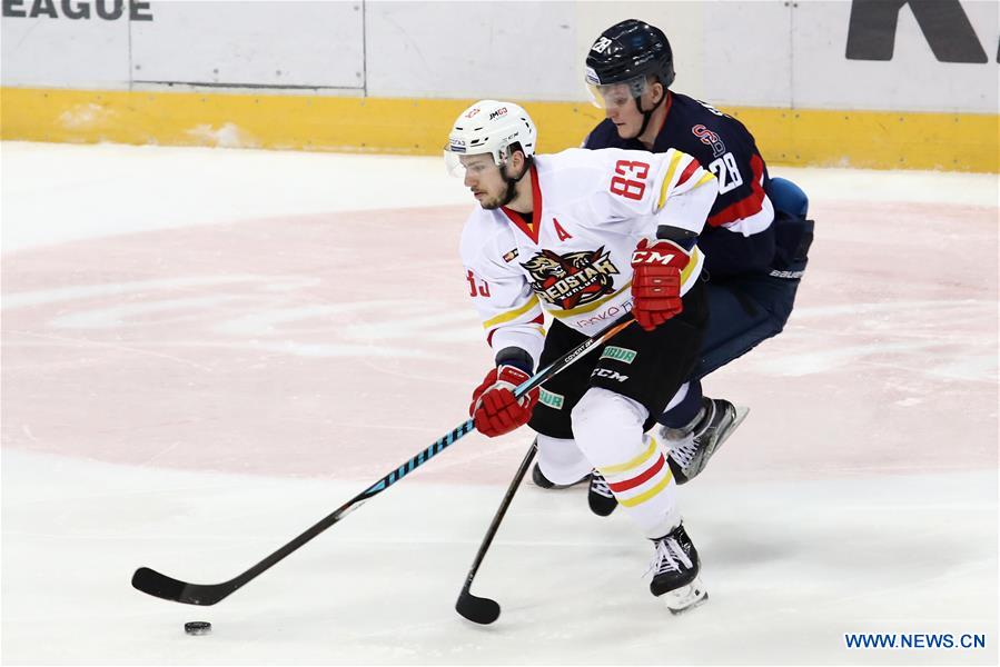 Martin Bakos (L) of Beijing Kunlun Redstar vies with Pavol Skalicky of HC Slovan Bratislava during the Kontinental Hockey League (KHL) match between HC Slovan Bratislava and Beijing Kunlun Redstar in Bratislava, Slovakia, on Jan. 5, 2017. Beijing Kunlun Redstar won 2-1. (Xinhua/Andrej Klizan)