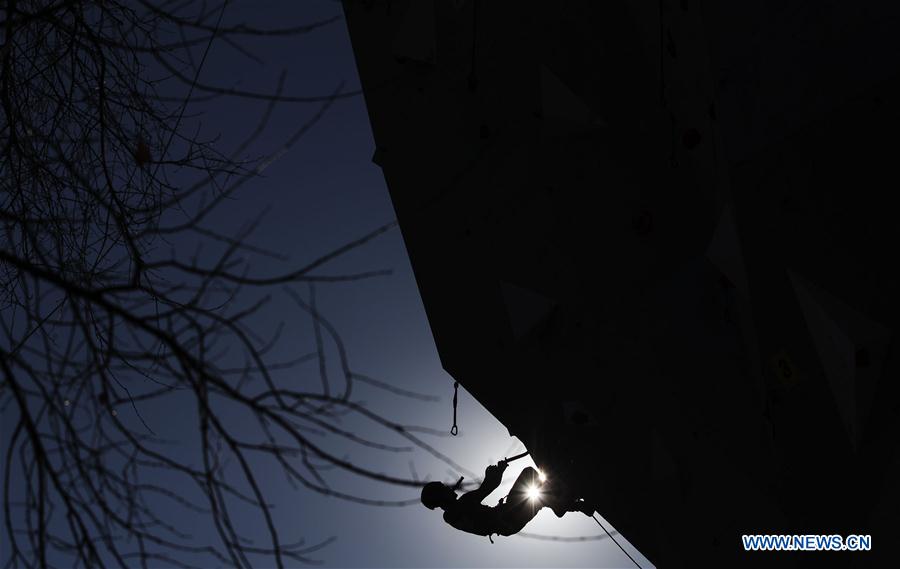 (SP)CHINA-BEIJING-UIAA ICE CLIMBING WORLD CUP (CN)