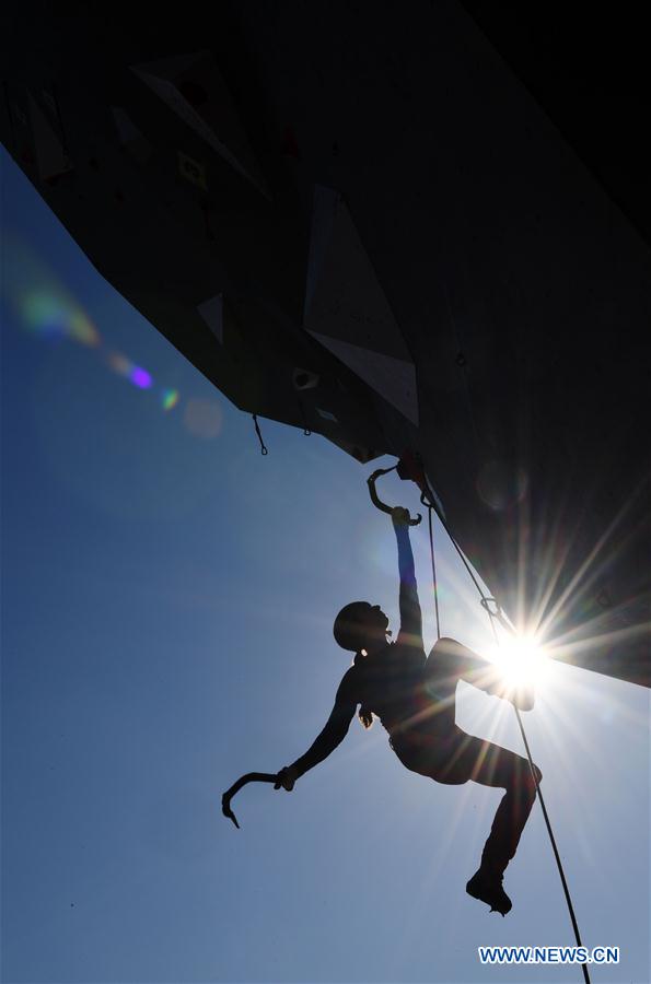 (SP)CHINA-BEIJING-UIAA ICE CLIMBING WORLD CUP (CN)