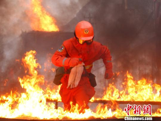 Firefighte receives fire training in freezing cold weather in NW China's Gansu Province.