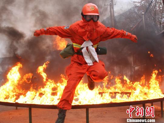 Firefighte receives fire training in freezing cold weather in NW China's Gansu Province.
