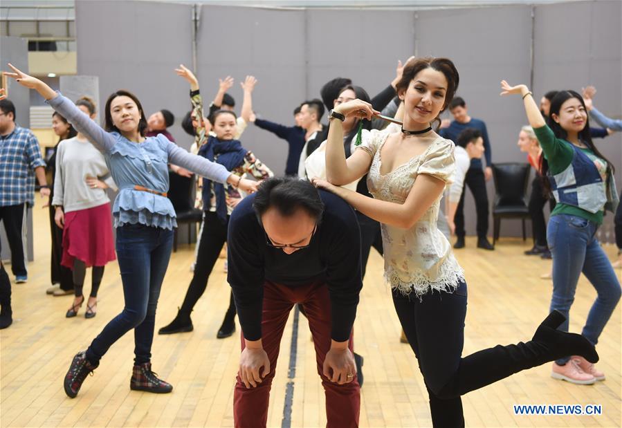Actors take part in a rehearsal of the operetta 'The Merry Widow' in Beijing, capital of China, Jan. 10, 2017. The operetta by composer Franz Lehar will be staged at the National Center for the Performing Arts in Beijing from Jan. 18 to 22. (Xinhua/Luo Xiaoguang) 