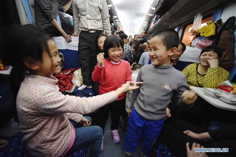 CHINA-FUJIAN-SICHUAN-SPECIAL TRAIN-MIGRANT WORKERS (CN)