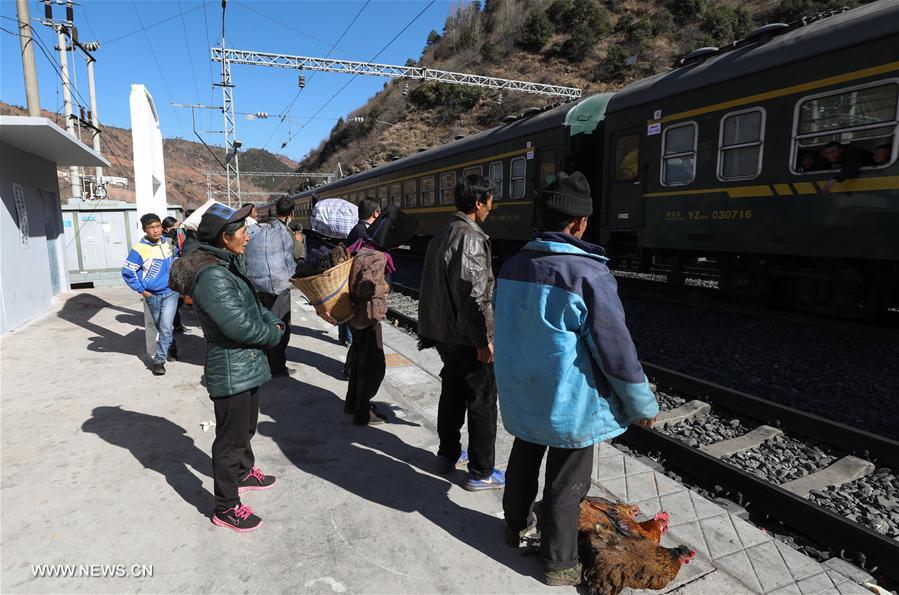 CHINA-DALIANG MOUNTAINS-SLOW-SPEED TRAIN-DAILY LIFE (CN)