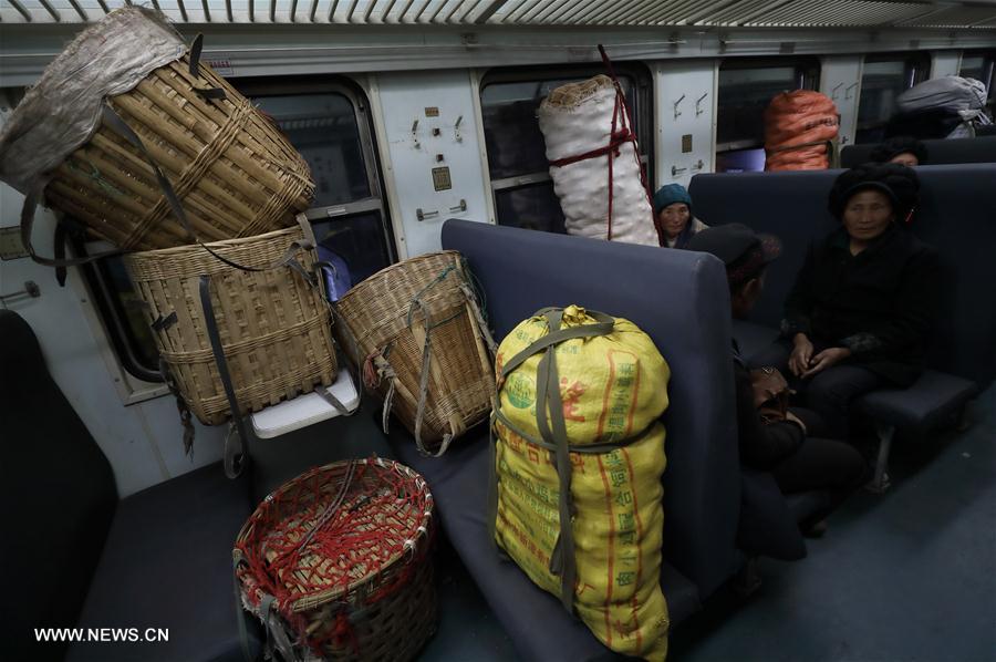 CHINA-DALIANG MOUNTAINS-SLOW-SPEED TRAIN-DAILY LIFE (CN)