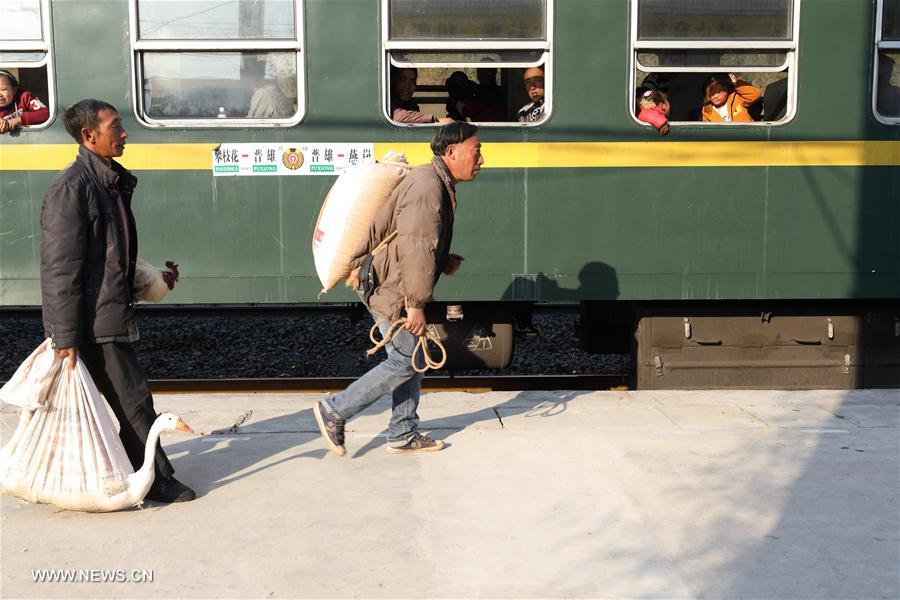 CHINA-DALIANG MOUNTAINS-SLOW-SPEED TRAIN-DAILY LIFE (CN)