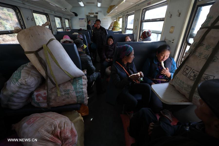 CHINA-DALIANG MOUNTAINS-SLOW-SPEED TRAIN-DAILY LIFE (CN)