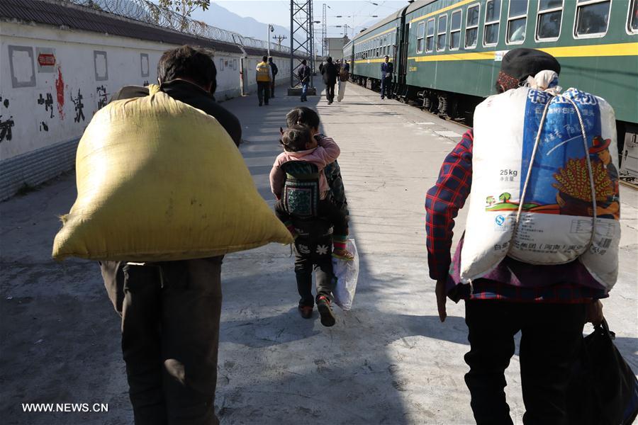 CHINA-DALIANG MOUNTAINS-SLOW-SPEED TRAIN-DAILY LIFE (CN)