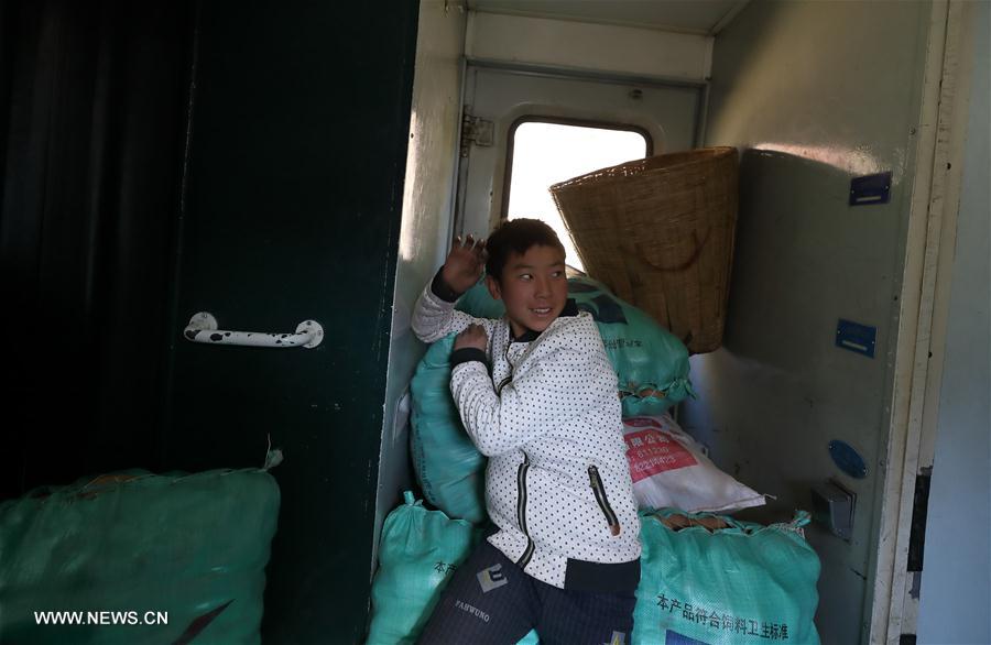 CHINA-DALIANG MOUNTAINS-SLOW-SPEED TRAIN-DAILY LIFE (CN)