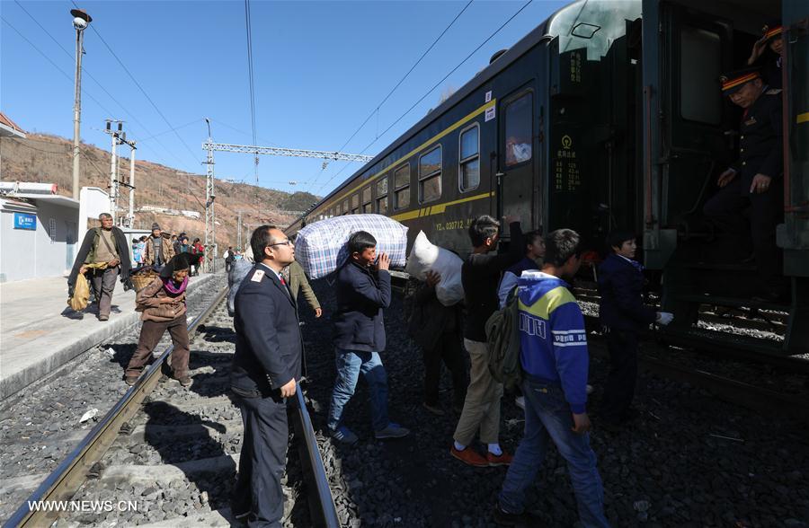 CHINA-DALIANG MOUNTAINS-SLOW-SPEED TRAIN-DAILY LIFE (CN)