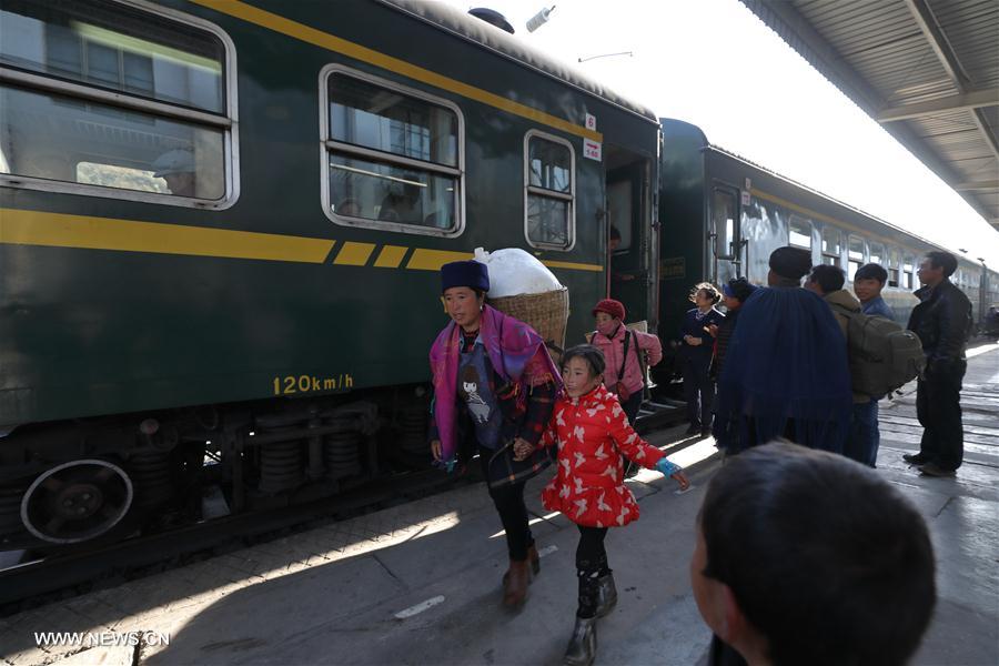 CHINA-DALIANG MOUNTAINS-SLOW-SPEED TRAIN-DAILY LIFE (CN)