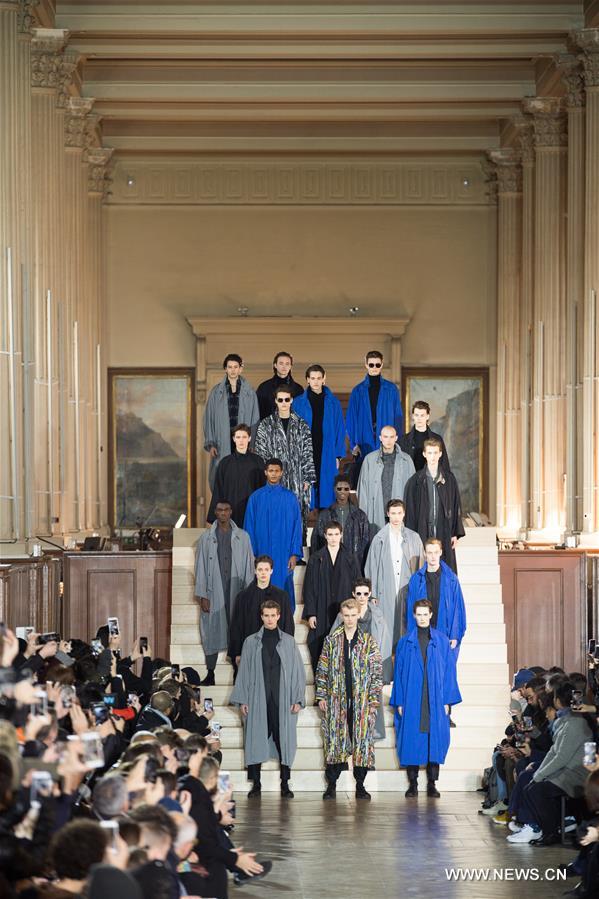 Models present creations by Issey Miyake during the Men's Fashion Week for the Fall/Winter 2017/2018 collection in Paris, France on Jan. 19, 2017. (Xinhua/Chen Yichen)