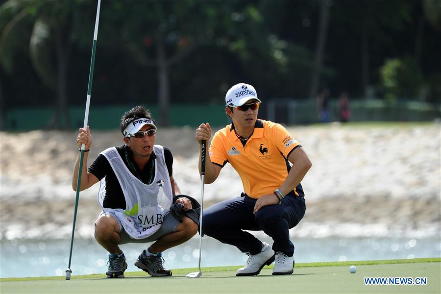 Song Younghan (R) of South Korea reacts during the SMBC Singapore Open held at Singapore's Sentosa Golf Club, Jan. 22, 2017. (Xinhua/Then Chih Wey) 